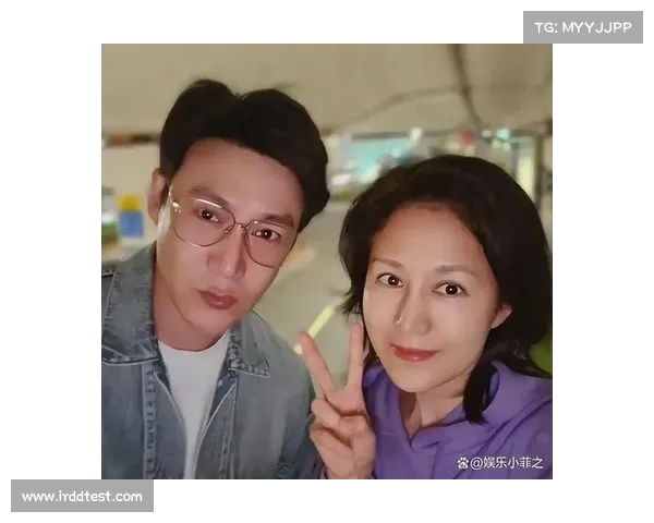 空姐与陆毅合影全身马赛克处理,引发网友热议:到底是为美颜还是为幽默? 空姐与陆毅合影全身马赛克处理,引发网友热议:到底是为美颜还是为幽默?