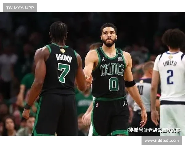 绿军球迷亮出“塔图姆是东欧的爸爸”海报,火力全开引发热议! 绿军球迷亮出“塔图姆是东欧的爸爸”海报,火力全开引发热议!